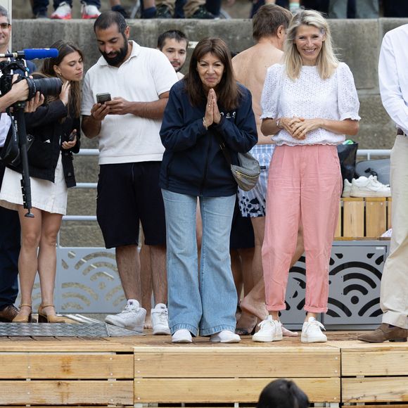 La Maire de Paris, Anne Hidalgo, visite les sites de baignades sur la Seine. Photo par Raphael Lafargue/ABACAPRESS.COM