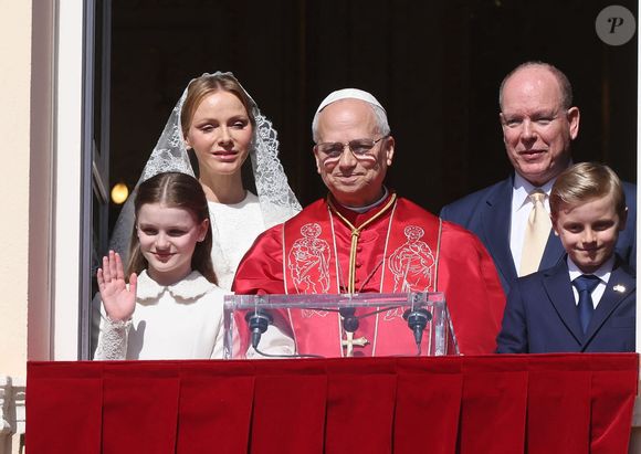 Le pape Léon XIV au balcon du palais princier avec le prince Albert II de Monaco, la princesse Charlène, le prince Gabriel et la princese Gabriella- Visite historique du pape Léon XIV à Monaco le 28 mars 2026.
© Dominique Jacovides - Bruno Bebert / Bestimage