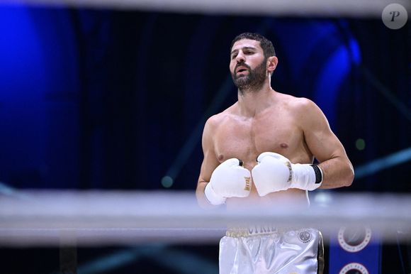 Cyril Benzaquen remporte son combat lors de son Championnat du monde de Kickboxing 2026 au Grand Palais, à Paris, France, le 30 avril 2026. © Rachid Bellak/Bestimage