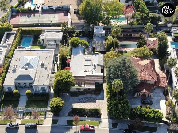 La propriété affiche une note de 4,94/5 et bénéficie du badge "Coup de cœur voyageurs".

Exclusif - La maison de Kirk Douglas, où de nombreuses stars ont écrit leurs noms, est en vente pour 7,5 millions de dollars à Beverly Hills. Backgrid USA / Bestimage