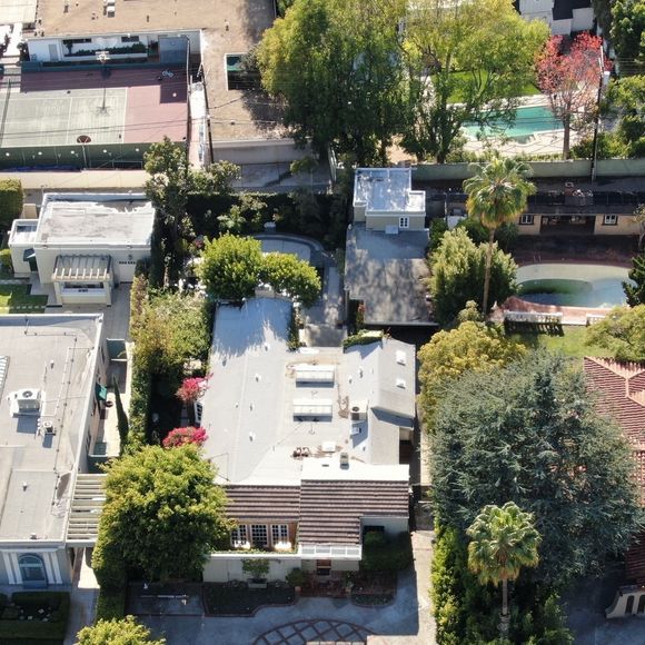 La propriété affiche une note de 4,94/5 et bénéficie du badge "Coup de cœur voyageurs".

Exclusif - La maison de Kirk Douglas, où de nombreuses stars ont écrit leurs noms, est en vente pour 7,5 millions de dollars à Beverly Hills. Backgrid USA / Bestimage