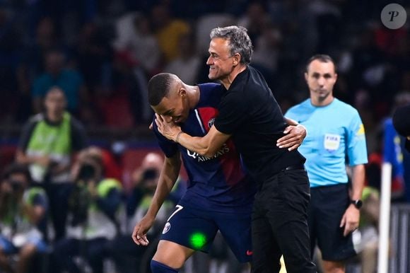 “On aurait adoré l'avoir, mais sa décision était différente, et on l'a acceptée”, explique-t-il sur Kylian Mbappé

Attitude - Joie de Kylian Mbappe ( 7 - PSG ) - Luis Enrique ( entraineur PSG ) - - Ligue 1 Uber Eats - Match de football du PSG face à Lens (3-1) au Parc des Princes à Paris le 26 août 2023.
© Federico Pestellini / Panoramic / Bestimage