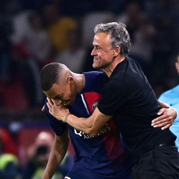 “On aurait adoré l'avoir, mais sa décision était différente, et on l'a acceptée”, explique-t-il sur Kylian Mbappé

Attitude - Joie de Kylian Mbappe ( 7 - PSG ) - Luis Enrique ( entraineur PSG ) - - Ligue 1 Uber Eats - Match de football du PSG face à Lens (3-1) au Parc des Princes à Paris le 26 août 2023.
© Federico Pestellini / Panoramic / Bestimage