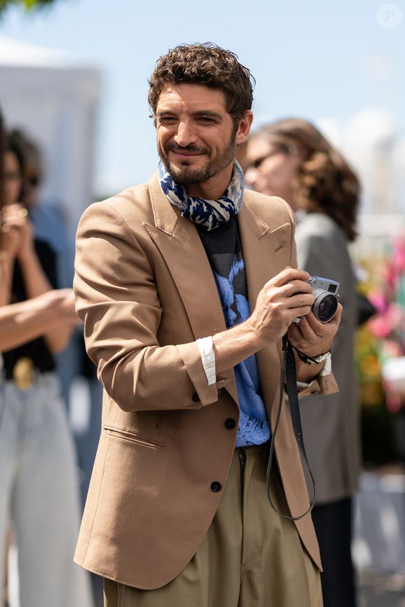 Malgré leur fierté, ils n’hésitent pas à être très honnêtes lorsqu’ils n’aiment pas une performance.

Niels Schneider au photocall du film "Si Tu Penses Bien" lors du 79ème Festival International du Film de Cannes, France, le 16 mai 2026. © Jacovides-Moreau/Bestimage
