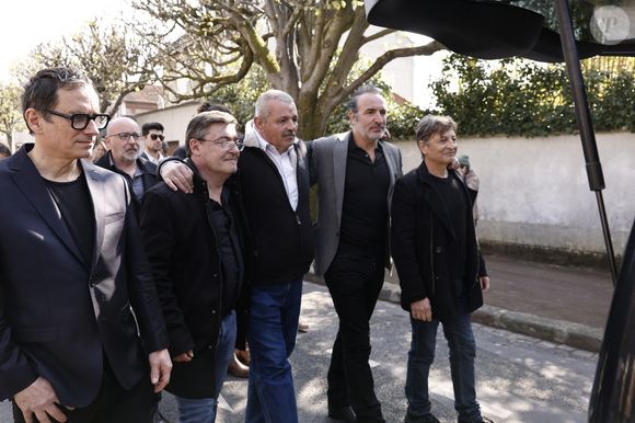 James Huth, réalisateur du film "Brice de Nice" , Manu Joucla, Eric Collado, Jean Dujardin, Eric Massot - Sorties des obsèques de Bruno Salomone en l'église Sainte-Anne de Polangis de Joinville-le-Pont (Val-de-Marne) le 23 mars 2026. © Cyril Moreau - Dominique Jacovides / Bestimage