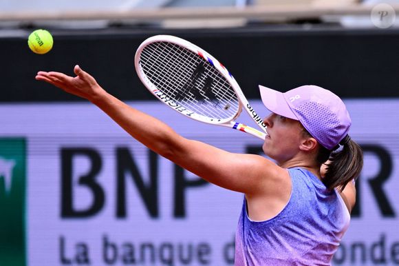 Iga Swiatek sert pendant les Internationaux de France de Tennis de Roland Garros 2025 le 26 mai 2025 à Paris, France. 

©Dante Badano/PSNewz/Bestimage