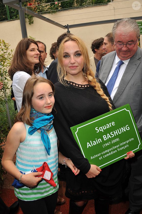 La veuve d'Alain Bashung, Chloe Bashung, Poppee Bashung, le maire du XVIIIe arrondissement Daniel Vaillant assistant à l'Inauguration du Square Alain Bashung à Paris, France, le 21 juin 2012. Photo de Giancarlo Gorassini/ABACAPRESS.COM