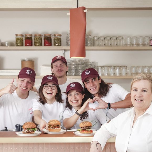 Exclusif - La cheffe étoilée Hélène Darroze vient d'ouvrir un nouveau restaurant bistronomique dédiée aux burgers haut de gamme "Jòia Bun" au 16 de la rue Michodière dans le 2ème arrondissement de Paris, France, le 16 mars 2023. © Jack Tribeca/Bestimage