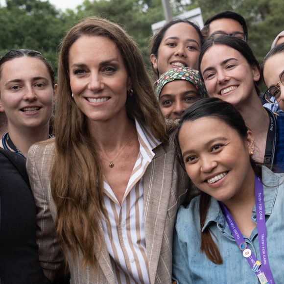 La princesse de Galles lors d'une visite du jardin de bien-être de la RHS à l'hôpital de Colchester dans l'Essex. Cette visite coïncide avec la donation de 50 plants de Catherine's Rose, nommés en l'honneur de la princesse par la RHS, dont les fonds provenant des ventes seront reversés à la Royal Marsden Cancer Charity. 2 juillet 2025. Photo par Stefan Rousseau/PA Wire/ABACAPRESS.COM