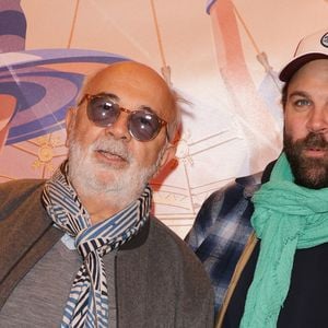 Gérard Jugnot et son fils Arthur Jugnot au photocall de la générale du spectacle "Tempo" du Cirque d'Hiver Bouglione à Paris, France, le 18 octobre 2025. © Coadic Guirec/Bestimage