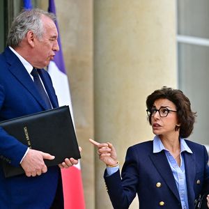 François Bayrou, Premier ministre, et Rachida Dati, Ministre de la Culture, à la sortie du conseil des ministres au palais présidentiel de l'Elysée à Paris, France, le 16 avril 2025. © Christian Liewig/Bestimage