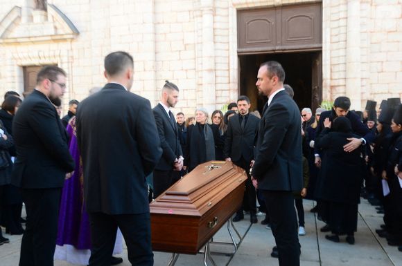 Rappelons que c'est ce dernier qui avait annoncé le décès de son ami, fin janvier, via un message qu'il avait posté sur son compte Instagram, et auquel il avait ajouté une photo sur laquelle il partage un moment de complicité avec lui.

Le cercueil du défunt - Obsèques du chef Clément Bruno en la collégiale Saint-Martin de Lorgues, France, le 3 février 2025. © Alain Brun-Jacob/Bestimage
