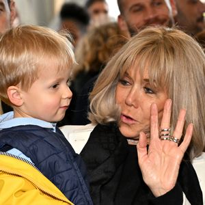Clôture de l'opération de collecte de fonds "Pièces Jaunes", destinée à améliorer la vie des enfants hospitalisés, au Jardin Albert 1er, à Nice, France, le 7 février  2025, en présence de la Première dame française, Brigitte Macron, la présidente de la Fondation Hôpitaux de Paris-Hôpitaux de France, du sélectionneur de l'équipe de France de football, Didier Deschamps le parrain de l'opération Pièces Jaunes, de Christian Estrosi, le maire de Nice, sa femme, Laura Tenoudji Estrosi, d'Anne Barrère, la vice-présidente de la Fondation Hôpitaux de Paris-Hôpitaux de France, Philippe Wahl, le président-directeur général du Groupe La Poste, de José Cobos, ancien capitaine de l'OGC Nice et conseiller municipal de la ville de Nice délégué à l'évènementiel sportif, et du compositeur du morceau caritatif "Les P'tits Soleils", l'hymne des Pièces Jaunes, John Mamann. Ce titre a été chanté sur la scène par Eugie, Sab, Julien Esmée, Vernis Rouge... et les personnalités. Mme Macron et Didier Deschamps ont fait, comme à leur habitude, le tour des diffèrents stands des associations et des partenaires, comme Carrefour, la Fondrtion Lenval, le CHU, la Poste et la Banque de France où ils ont fait la pesée des pièces jaunes... mais l'arrêt le plus surprenant fut sur le stand du Nice Azur Boxe où le coach des Bleus et Mme Macron n'ont pas hésité à mettre les gants pour quelques échanges avec les boxeurs présents.  © Bruno Bebert/Bestimage