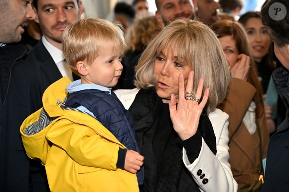 Clôture de l'opération de collecte de fonds "Pièces Jaunes", destinée à améliorer la vie des enfants hospitalisés, au Jardin Albert 1er, à Nice, France, le 7 février  2025, en présence de la Première dame française, Brigitte Macron, la présidente de la Fondation Hôpitaux de Paris-Hôpitaux de France, du sélectionneur de l'équipe de France de football, Didier Deschamps le parrain de l'opération Pièces Jaunes, de Christian Estrosi, le maire de Nice, sa femme, Laura Tenoudji Estrosi, d'Anne Barrère, la vice-présidente de la Fondation Hôpitaux de Paris-Hôpitaux de France, Philippe Wahl, le président-directeur général du Groupe La Poste, de José Cobos, ancien capitaine de l'OGC Nice et conseiller municipal de la ville de Nice délégué à l'évènementiel sportif, et du compositeur du morceau caritatif "Les P'tits Soleils", l'hymne des Pièces Jaunes, John Mamann. Ce titre a été chanté sur la scène par Eugie, Sab, Julien Esmée, Vernis Rouge... et les personnalités. Mme Macron et Didier Deschamps ont fait, comme à leur habitude, le tour des diffèrents stands des associations et des partenaires, comme Carrefour, la Fondrtion Lenval, le CHU, la Poste et la Banque de France où ils ont fait la pesée des pièces jaunes... mais l'arrêt le plus surprenant fut sur le stand du Nice Azur Boxe où le coach des Bleus et Mme Macron n'ont pas hésité à mettre les gants pour quelques échanges avec les boxeurs présents.  © Bruno Bebert/Bestimage