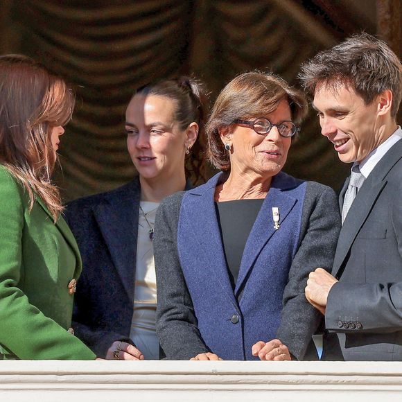 Être parent, c'est difficile pour tout le monde
Camille Gottlieb, Pauline Ducruet, la princesse Stéphanie de Monaco et Louis Ducruet - La famille princière de Monaco au balcon du palais, à l'occasion de la Fête Nationale de Monaco. © Jacovides-Bebert/Bestimage