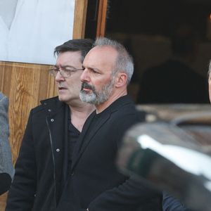 Manu Joucla, David Salles - Arrivées aux obsèques de Bruno Salomone en l'église Sainte-Anne de Polangis de Joinville-le-Pont (Val-de-Marne) le 23 mars 2026. © Cyril Moreau Dominique Jacovides / Bestimage