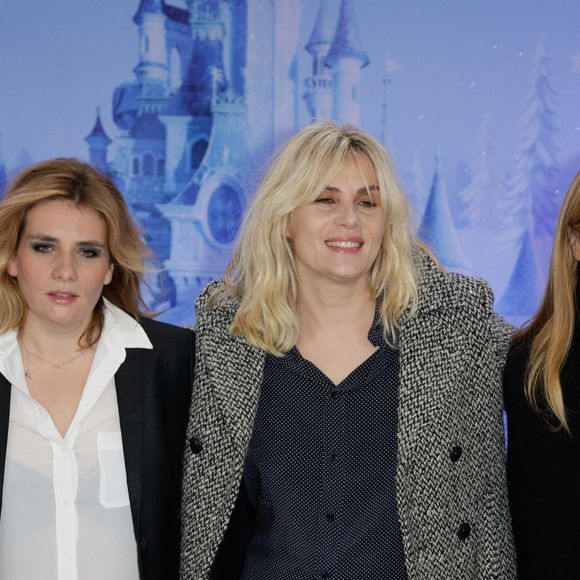 La chanteuse de 51 ans explique avoir été rouée de coups à trois reprises

Marie-Amelie Seigner, Emmanuelle Seigner et Mathilde Seigner assistent à la journée d'ouverture de la saison de Noël à Disneyland Resort Paris à Marne-La-Vallée, France, le 15 novembre 2014. Photo by Jerome Domine/ABACAPRESS.COM