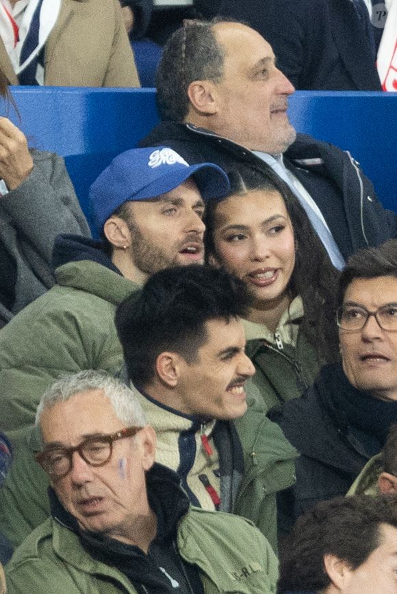 Squeezie et Chloé Gervais au match de rugby du Tournoi des Six Nations France contre Angleterre au Stade de France à Saint-Denis le 14 mars 2026. © AGENCE / BESTIMAGE