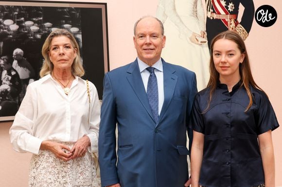 Visite de l’exposition "Le mariage du siècle" par S.A.S Le prince Albert II de Monaco, S.A.R. La princesse Caroline de Hanovre, S.A.S La Prince Alexandra de Hanovre et les Commissaires Thomas Fouilleron et Vincent Vatrican au palais Princier de Monaco, le 17 juin 2026.

© Jean-Charles Vinaj/Pool Monaco/Bestimage