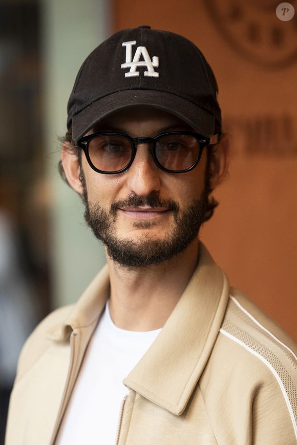 Pierre Niney au village (night session) lors des Internationaux de France de Tennis de Roland Garros 2025, à Paris, France, le 6 juin 2025. © Jacovides-Moreau/Bestimage