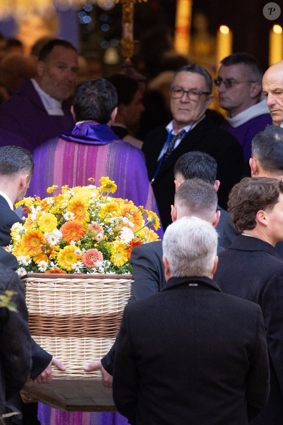Son prix, fixé à 1 670 euros, inférieur à celui d’un cercueil en chêne, constitue également un argument déterminant. 

Nicolas-Jacques Charrier porte le cercueil en osier de sa mère Brigitte Bardot lors ses obsèques de Brigitte Bardot en l'église Paroissiale Notre-Dame-de-l'Assomption de Saint-Tropez, France, le 7 janvier 2026. Brigitte Bardot, figure emblématique du cinéma français et icône internationale, est décédée le 28 décembre 2025 à l'âge de 91 ans dans sa mythique propriété de La Madrague, à Saint-Tropez (France). Révélée au monde entier par son rôle dans "Et Dieu... créa la femme", elle avait contribué à faire de Saint-Tropez un lieu mondialement connu. L'actrice sera inhumée le 7 janvier 2026 au cimetière marin de Saint-Tropez, aux côtés de son père Louis Bardot (1896-1975) et de sa mère Anne-Marie Mucel (1912-1978). Une cérémonie religieuse se tiendra auparavant dans l'église de Saint-Tropez, où proches, personnalités et anonymes pourront lui rendre un dernier hommage. © Jacovides-Moreau/Bestimage