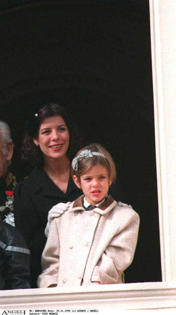 La famille princière de Monaco au balcon du palais à l’occasion de la Fête nationale monégasque, autour du prince Rainier III, entouré de Caroline de Monaco, de son fils Albert et de ses petits-enfants Pierre, Andrea et Charlotte Casiraghi, le 19 novembre 1994.
Crédit : Agence/Bestimage