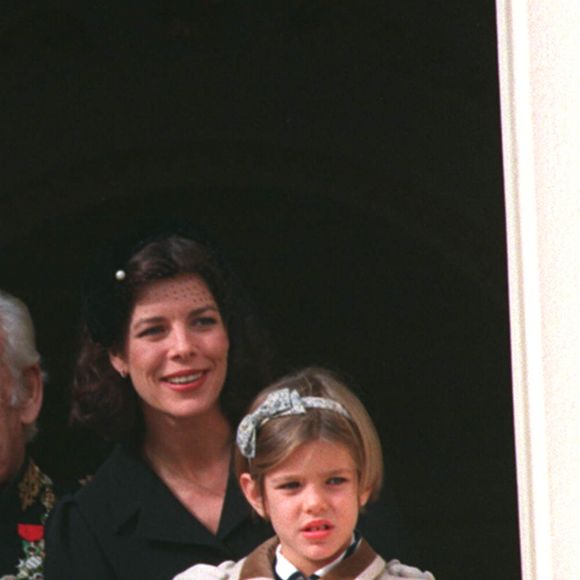 La famille princière de Monaco au balcon du palais à l’occasion de la Fête nationale monégasque, autour du prince Rainier III, entouré de Caroline de Monaco, de son fils Albert et de ses petits-enfants Pierre, Andrea et Charlotte Casiraghi, le 19 novembre 1994.
Crédit : Agence/Bestimage
