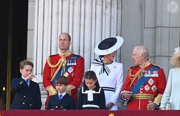 Le prince William, prince de Galles, Catherine (Kate) Middleton, princesse de Galles, le prince George de Galles, le prince Louis de Galles, la princesse Charlotte de Galles et le roi Charles III d'Angleterre - Les membres de la famille royale britannique au balcon du Palais de Buckingham lors de la parade militaire "Trooping the Colour" à Londres, Royaume Uni, le 15 juin 2024. © Justin Goff/GoffPhotos/Bestimage