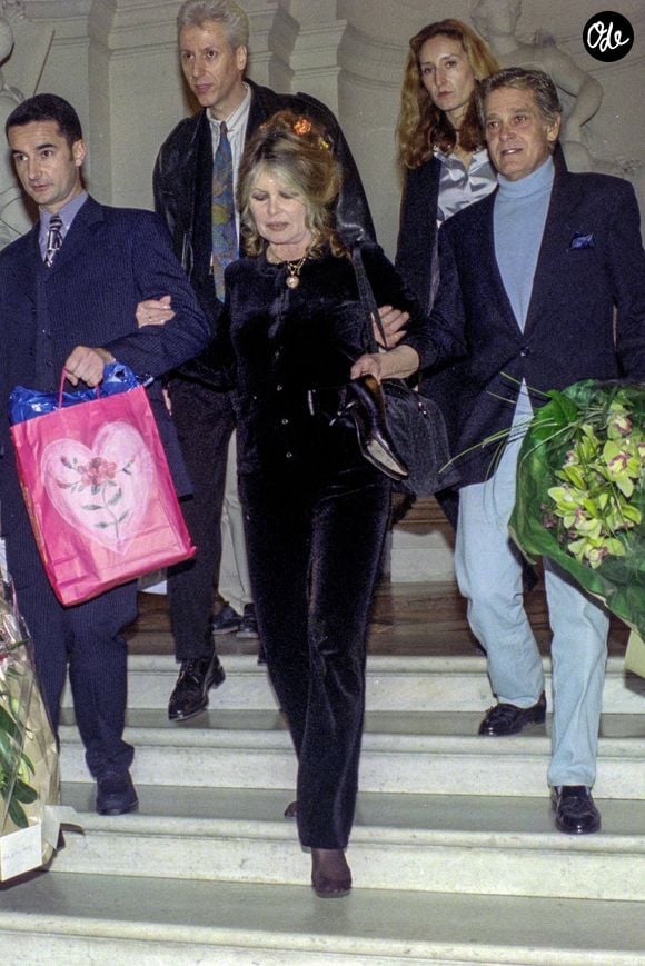 Il ne voulait pas que l'on pense qu'il avait profité d'elle

Cette photo d'archive datant de 1999 montre Brigitte Bardot alors qu'elle participe au « Salon du Livre » à l'Hôtel de Ville de Paris, avant de rencontrer le maire Jean Tiberi et d'autres écrivains comme Hélène Carrère d'Encausse le 30 novembre 1999. Photo : Balkis Press/ABACAPRESS.COM