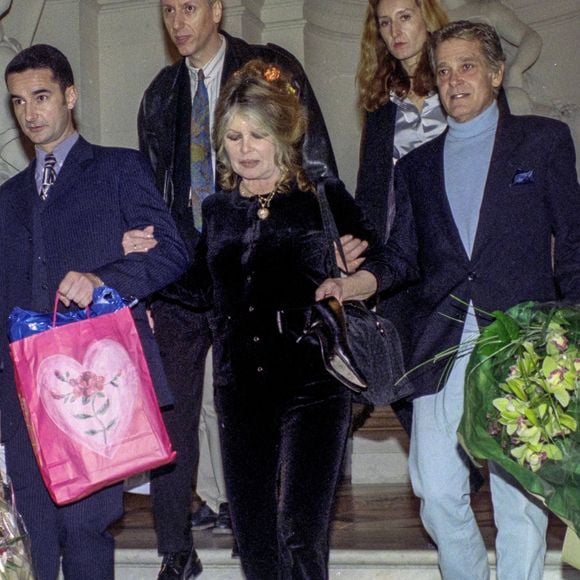 Il ne voulait pas que l'on pense qu'il avait profité d'elle

Cette photo d'archive datant de 1999 montre Brigitte Bardot alors qu'elle participe au « Salon du Livre » à l'Hôtel de Ville de Paris, avant de rencontrer le maire Jean Tiberi et d'autres écrivains comme Hélène Carrère d'Encausse le 30 novembre 1999. Photo : Balkis Press/ABACAPRESS.COM