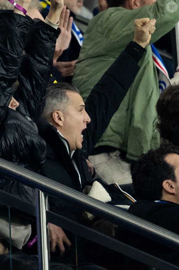 Guillaume Canet et ses enfants Marcel et Louise dans les tribunes du match de qualification de la Coupe du monde 2026 entre la France contre l'Ukraine (4-0) au Parc des Princes à Paris le 13 novembre 2025. © Cyril moreau/Bestimage