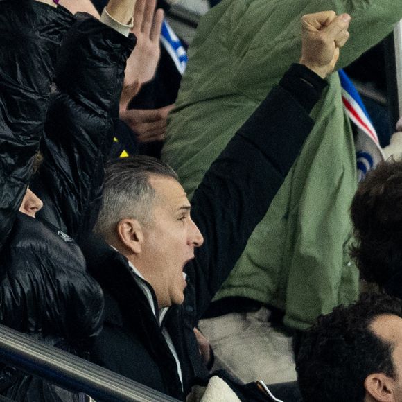 Guillaume Canet et ses enfants Marcel et Louise dans les tribunes du match de qualification de la Coupe du monde 2026 entre la France contre l'Ukraine (4-0) au Parc des Princes à Paris le 13 novembre 2025. © Cyril moreau/Bestimage