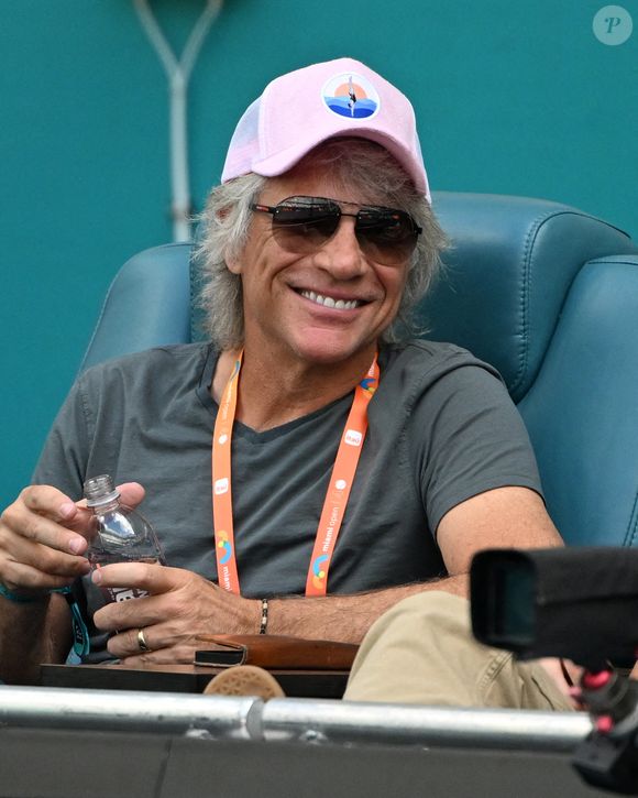 Jon Bon Jovi regarde Jasmine Paolini contre Aryna Sabalenka lors de l'Open de Miami au Hard Rock Stadium. Miami Gardens, Floride, USA le 27 mars 2025. Photo by Robert Bell/INSTARimages/ABACAPRESS.COM