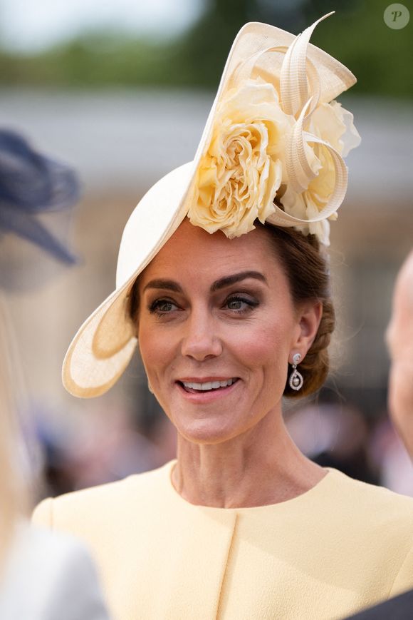 La princesse portait une magnifique tenue composée d'un chapeau somptueux, de la même teinte que sa robe, et réalisé sur-mesure, créé par Philip Treacy.
La princesse de Galles lors de la Royal Garden Party au palais de Buckingham, Londres, Angleterre, Royaume-Uni le 20 mai 2025.
©Aaron Chown/PA Wire/ABACAPRESS.COM