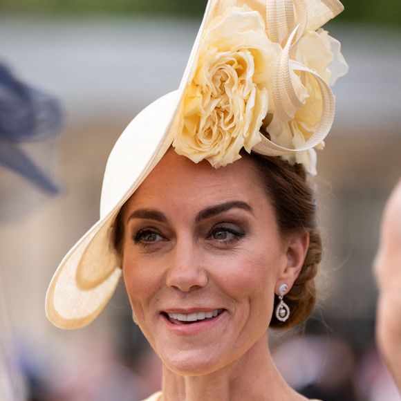 La princesse portait une magnifique tenue composée d'un chapeau somptueux, de la même teinte que sa robe, et réalisé sur-mesure, créé par Philip Treacy.
La princesse de Galles lors de la Royal Garden Party au palais de Buckingham, Londres, Angleterre, Royaume-Uni le 20 mai 2025.
©Aaron Chown/PA Wire/ABACAPRESS.COM