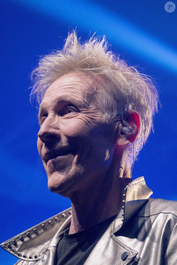 Plastic Bertrand - Les chanteurs de la tournée, les années 80, en concert au Phare à Chambéry le 25 novembre 2022.