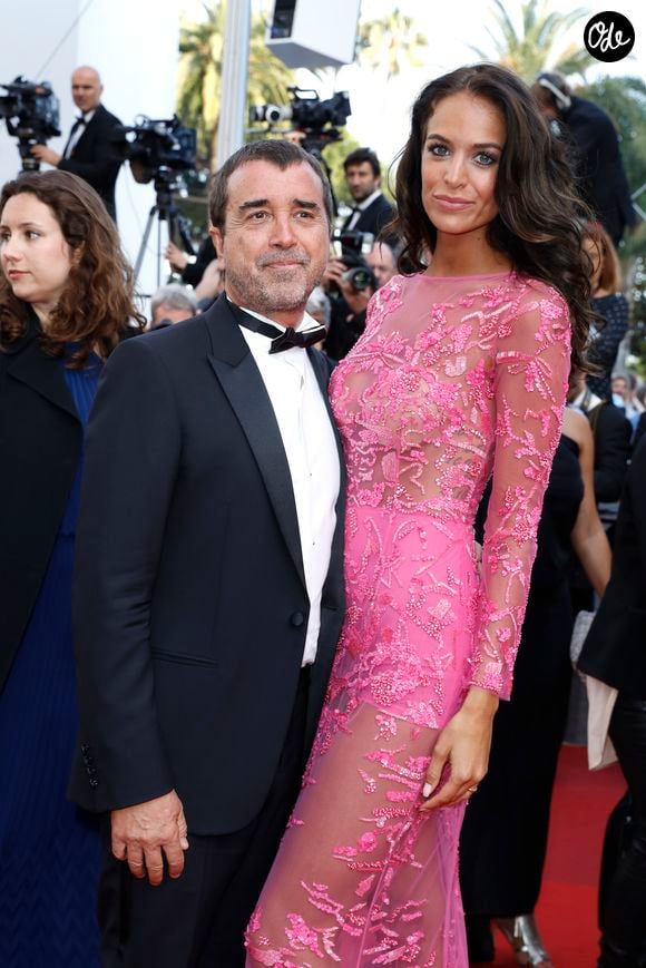 Les deux époux ont toutefois opté pour une décision de vie surprenante pour le bien de leur famille.

Arnaud Lagardère et sa femme Jade Foret (Lagardère) - Montée des marches du film "Les Proies" (The Beguiled) lors du 70ème Festival International du Film de Cannes. Le 24 mai 2017. © Borde-Jacovides-Moreau/Bestimage