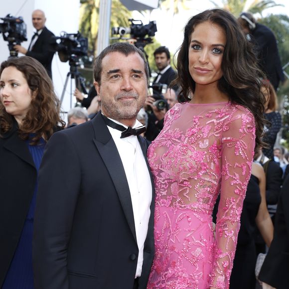 Les deux époux ont toutefois opté pour une décision de vie surprenante pour le bien de leur famille.

Arnaud Lagardère et sa femme Jade Foret (Lagardère) - Montée des marches du film "Les Proies" (The Beguiled) lors du 70ème Festival International du Film de Cannes. Le 24 mai 2017. © Borde-Jacovides-Moreau/Bestimage