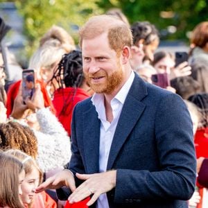 Dans une interview à GQ, Harry a expliqué ce retour par l’envie d’offrir de nouvelles opportunités à ses enfants.

Le prince Harry, duc de Sussex et Meghan Markle, duchesse de Sussex, lors de la visite de l'association caritative pour la jeunesse et la communauté 'The Community Recording Studio' dans le quartier de St Ann’s à Nottingham le 15 octobre 2026.

Photo : Backgrid USA / Bestimage