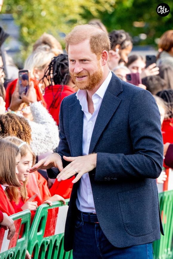 Dans une interview à GQ, Harry a expliqué ce retour par l’envie d’offrir de nouvelles opportunités à ses enfants.

Le prince Harry, duc de Sussex et Meghan Markle, duchesse de Sussex, lors de la visite de l'association caritative pour la jeunesse et la communauté 'The Community Recording Studio' dans le quartier de St Ann’s à Nottingham le 15 octobre 2026.

Photo : Backgrid USA / Bestimage