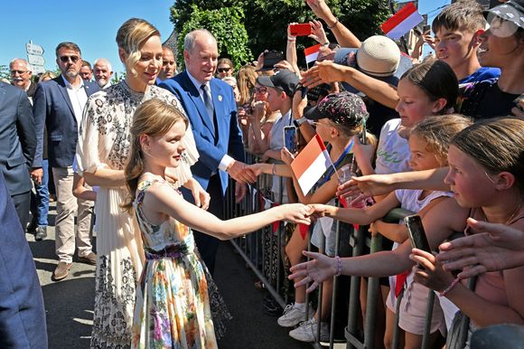Le prince Albert II de Monaco, la princesse Charlène de Monaco, le prince Jacques de Monaco, marquis des Baux, et la princesse Gabriella de Monaco, comtesse de Carladès, ont été accueillis à Mur-de-Barrez en Aveyron par M. Pierre Ignace, le maire de la commune et membre de la délégation officielle française lors de la récente visite d’État à Monaco, le 9 juillet 2025.

© Bruno Bebert/Bestimage