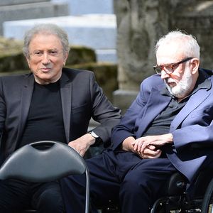 Françoise Coquet, figure discrète mais incontournable de la télévision française, est décédée à l'âge de 83 ans après avoir longtemps souffert de la maladie à corps de Lewy.
Michel Drucker, Dominique Farrugia - Les célébrités lors de l'hommage rendu aux obsèques de Françoise Coquet au cimetière de Montmartre à Paris. Agence / Bestimage
