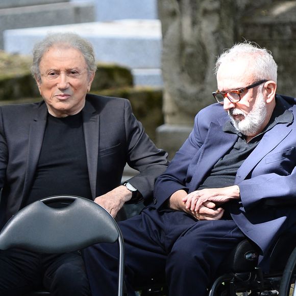 Françoise Coquet, figure discrète mais incontournable de la télévision française, est décédée à l'âge de 83 ans après avoir longtemps souffert de la maladie à corps de Lewy. 

Michel Drucker, Dominique Farrugia - Les célébrités lors de l'hommage rendu aux obsèques de Françoise Coquet au cimetière de Montmartre à Paris. Agence / Bestimage