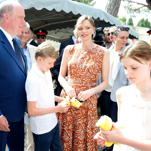 Le prince Albert et son épouse Charlene ont assisté à la cérémonie d’ouverture de la 6ème édition des Rencontres des Sites Historiques Grimaldi de Monaco avec leurs enfants Jacques et Gabriella

Le prince Albert II de Monaco, la princesse Charlène et le prince Jacques et la princesse Gabriella - Cérémonie d'ouverture de la 6ème édition des Rencontres des Sites Historiques Grimaldi de Monaco, et remise des Trophées aux Officiels. 
© Caudia Albuquerque / Bestimage