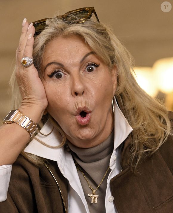 Invitée du podcast "100 % Immo" sur YouTube, la figure emblématique de l’émission de France 2 de 59 ans a livré une anecdote aussi savoureuse que coûteuse : une vente au cours de laquelle elle aurait perdu près de 40 000 euros, emportée par la volonté de faire plier un concurrent.

Exclusif - Caroline Margeridon - Les acheteurs de l'émission télévisée "Affaire conclue" se mobilisent une fois de plus pour aider les enfants vivant sous le seuil de pauvreté lors de la vente aux enchères "Affaire for Life" organisée au profit de "Viva for Life" à l'hôtel de ville Bruxelles en Belgique le 29 novembre 2025.  © Didier Lebrun / Photonews /Bestimage