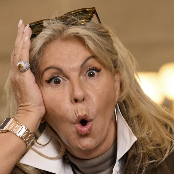 Invitée du podcast "100 % Immo" sur YouTube, la figure emblématique de l’émission de France 2 de 59 ans a livré une anecdote aussi savoureuse que coûteuse : une vente au cours de laquelle elle aurait perdu près de 40 000 euros, emportée par la volonté de faire plier un concurrent.

Exclusif - Caroline Margeridon - Les acheteurs de l'émission télévisée "Affaire conclue" se mobilisent une fois de plus pour aider les enfants vivant sous le seuil de pauvreté lors de la vente aux enchères "Affaire for Life" organisée au profit de "Viva for Life" à l'hôtel de ville Bruxelles en Belgique le 29 novembre 2025.  © Didier Lebrun / Photonews /Bestimage