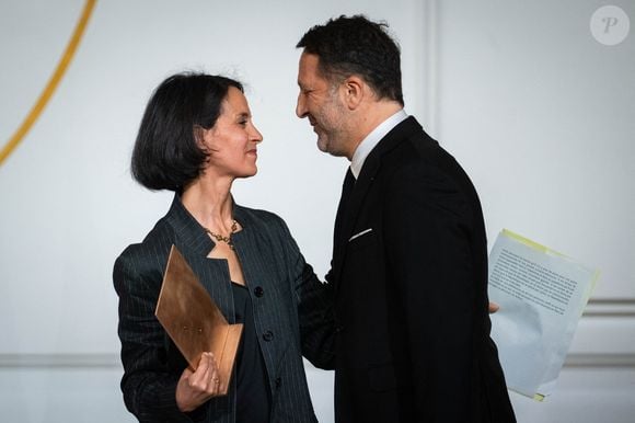 Notons que la remise du prix s'inscrit dans un contexte de recrudescence des actes antisémites.

Sophia Aram et l'animateur Arthur (Jacques Essebag) lauréats du prix Jean Pierre-Bloch de la LICRA, à l Elysée, le 2 avril 2025.  © Eric Tschaen / pool / Bestimage