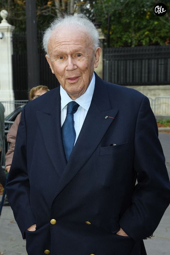 Philippe Bouvard était une personnalité emblématique de la radio.

Philippe Bouvard - Arrivées à l'enregistrement de l'émission "Vivement Dimanche" au Studio Gabriel à Paris, diffusée le 9 octobre 2022 sur France 3.
Paris le 5 octobre 2022.

© Giancarlo Gorassini / Bestimage
