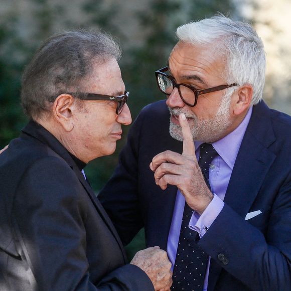 Michel Drucker et Pascal Praud - Obsèques du journaliste Jean-Pierre Elkabbach au cimetière du Montparnasse dans le 14ème arrondissement de Paris, France, le 6 octobre 2023. © Christophe Clovis/Bestimage