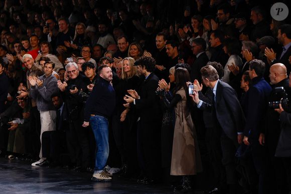 Le créateur de mode Kim Jones, Xavier Niel et Delphine Arnault - Défilé Dior Homme à l'École-Militaire lors de la semaine de la mode masculine automne/hiver 2025-2026 à Paris, France, le 24 janvier 2025.